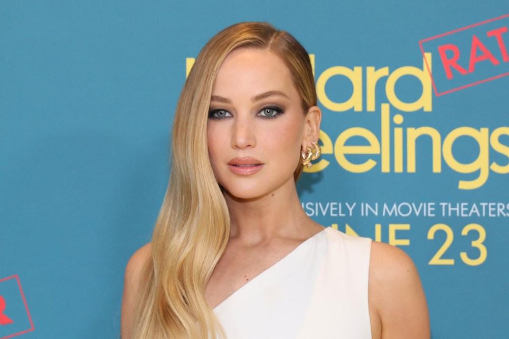 Jennifer Lawrence’s Favorite Toe-Ring Sandals Are $865 – See the Chic $22 Lookalike