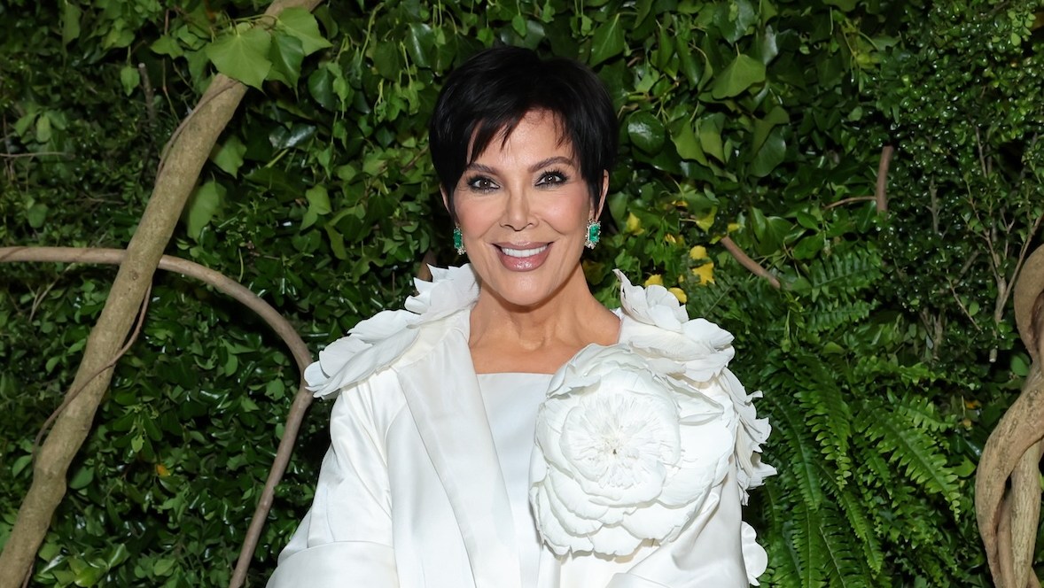 Fans Call Out Kris Jenner For Having 6 Toes in Alleged Photoshop Fail
