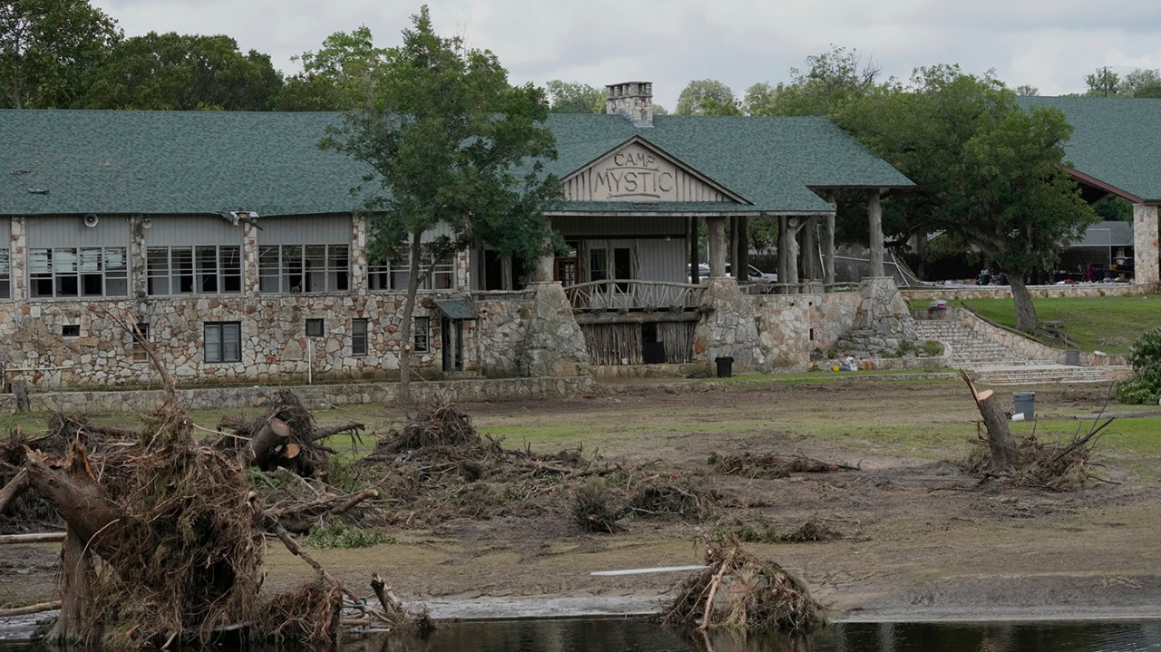 Trump to survey floods as he flaunts ties to deep red Texas